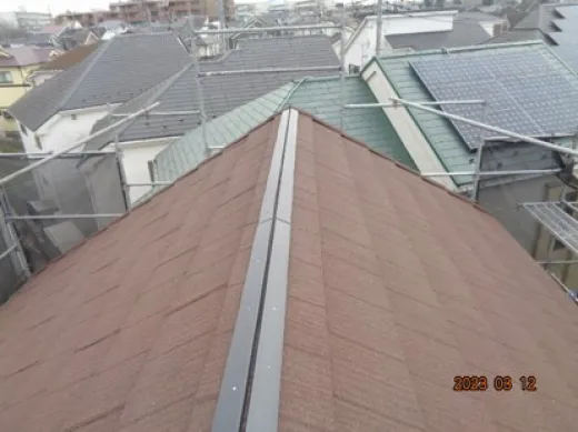 屋根カバー工事 - 樹脂製棟板設置