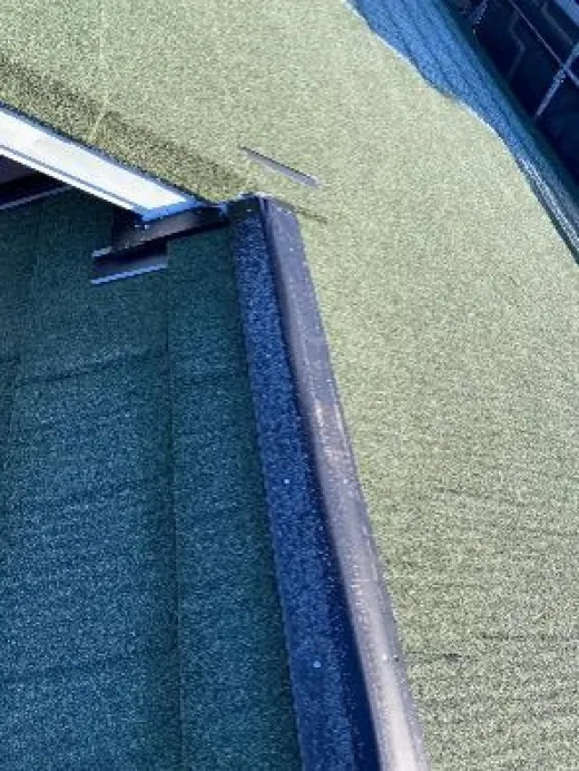 屋根カバー工事 - 樹脂製棟板設置