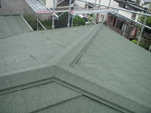 屋根カバー工事 - 棟板金設置
