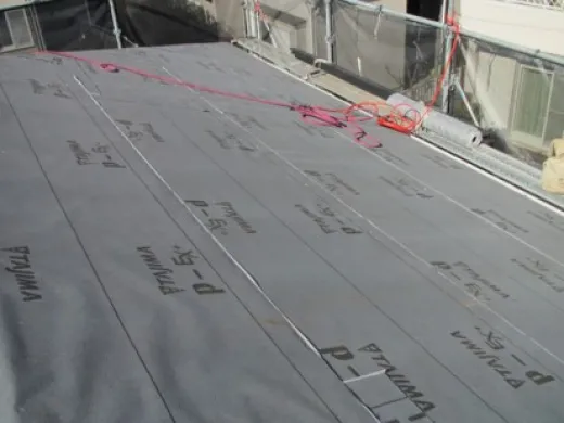 屋根葺き替え工事 - 防水紙設置