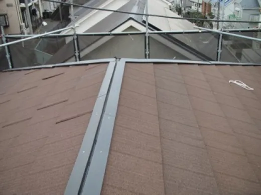 屋根葺き替え工事 - 樹脂製棟板設置
