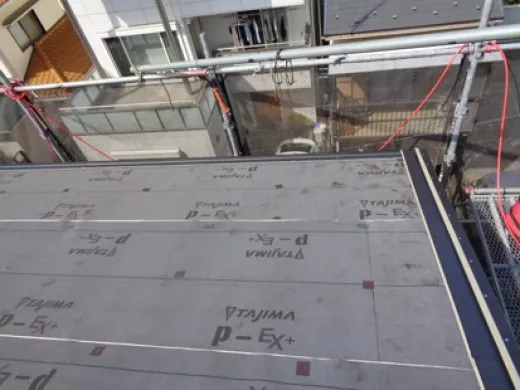 屋根カバー工法 - 防水紙設置