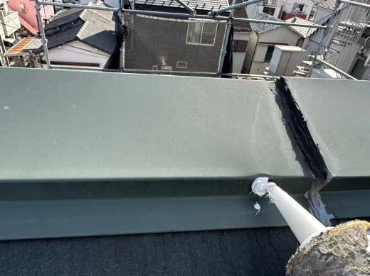 屋根塗装 - 釘抜け防止シーリング