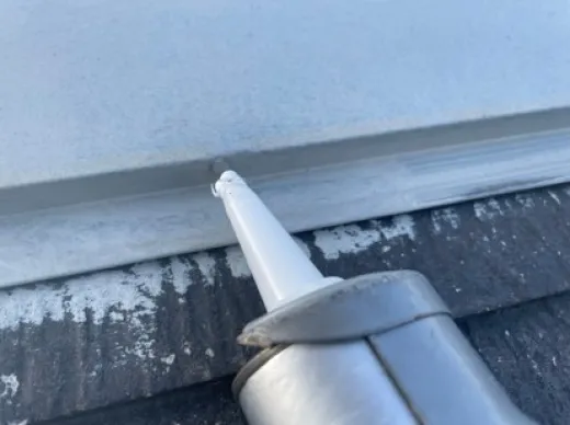 屋根塗装 - 釘ぬけ防止シーリング