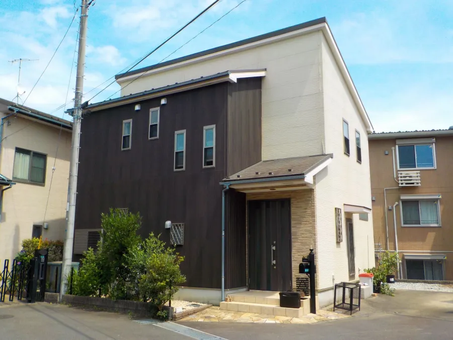 神奈川県海老名市　I様邸　屋根・外壁塗装工事：ブラウンのアクセントカラーが引き立つ外観へ