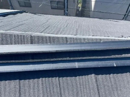屋根カバー工事 - 樹脂性棟板金設置