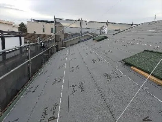 屋根カバー工事 - 防水紙設置