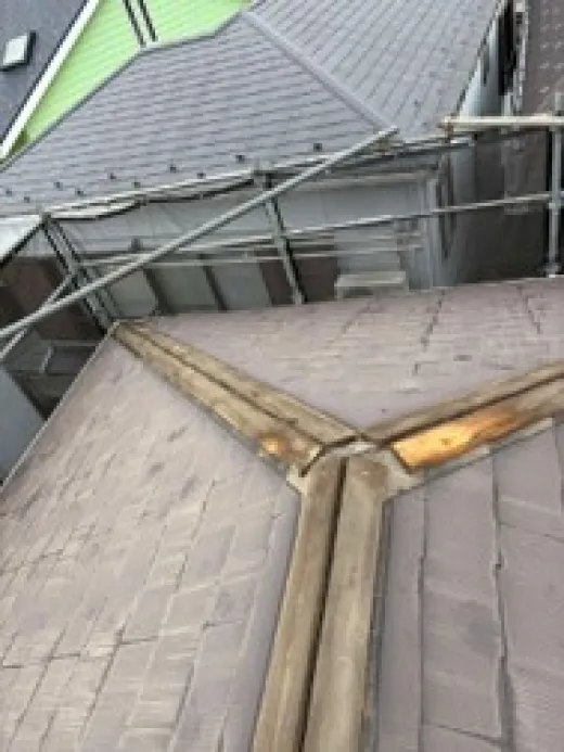 屋根カバー工事 - 既存棟板金撤去