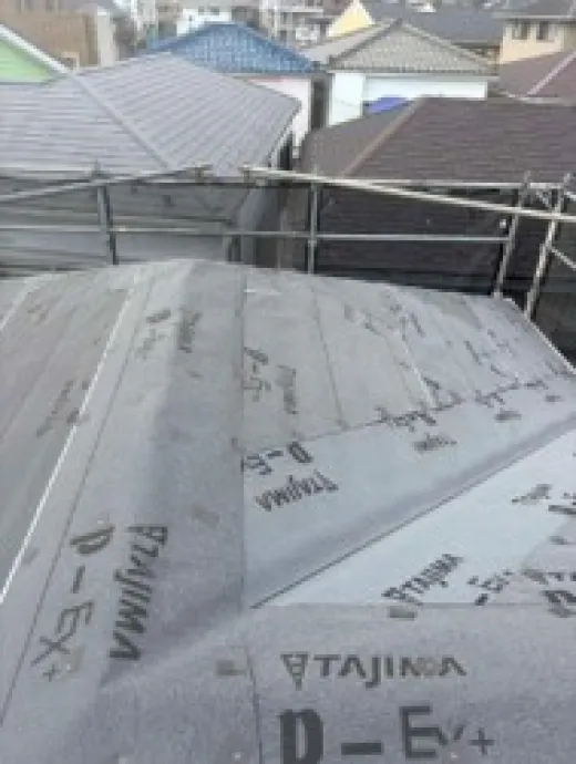 屋根カバー工事 - 防水紙設置