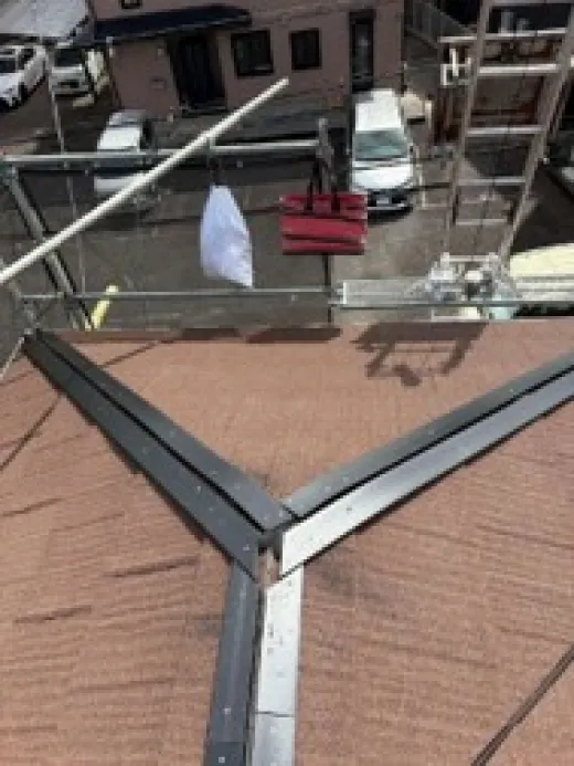 屋根カバー工事 - 樹脂製棟板設置