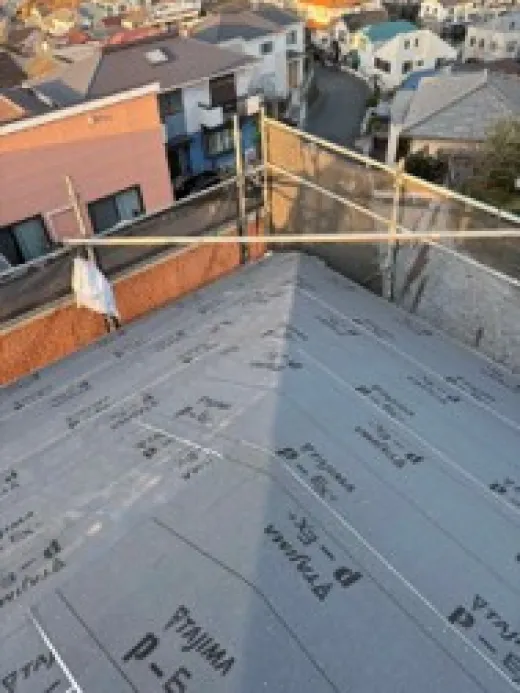 屋根葺き替え - 防水紙設置